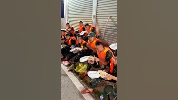 Bữa cơm bên lề đường giữa mùa lũ – nụ cười kiên cường của những người lính vì dân #shortvideo