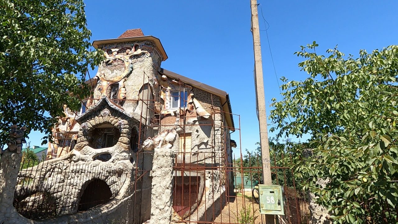 брошенный дом скульптора Лены .декоративная штукатурка. что стало спустя два года.