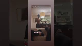 Sérgio Malheiros sem camisa de samba canção