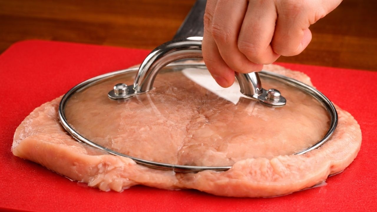 Weż filet z kurczaka i połóż pokrywkę. To sekret kucharek
