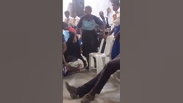 Missionária Dioclecia expulsa demônio em nome de Jesus