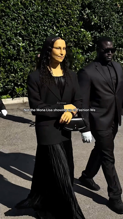 Mona Lisa came to fashion week😍😍😍 #monalisa #alexisstone #fashion #fashionweek