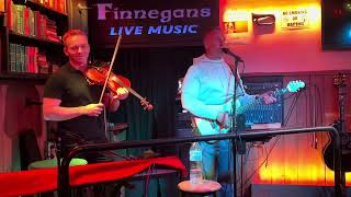 Finnegans pub live music