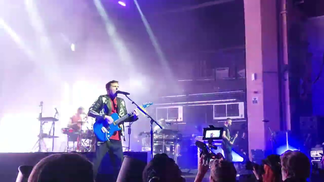 Muse estreno dos nuevas canciones 'Cryogen' y 'Be With You' en un concierto en Brixton Academy.