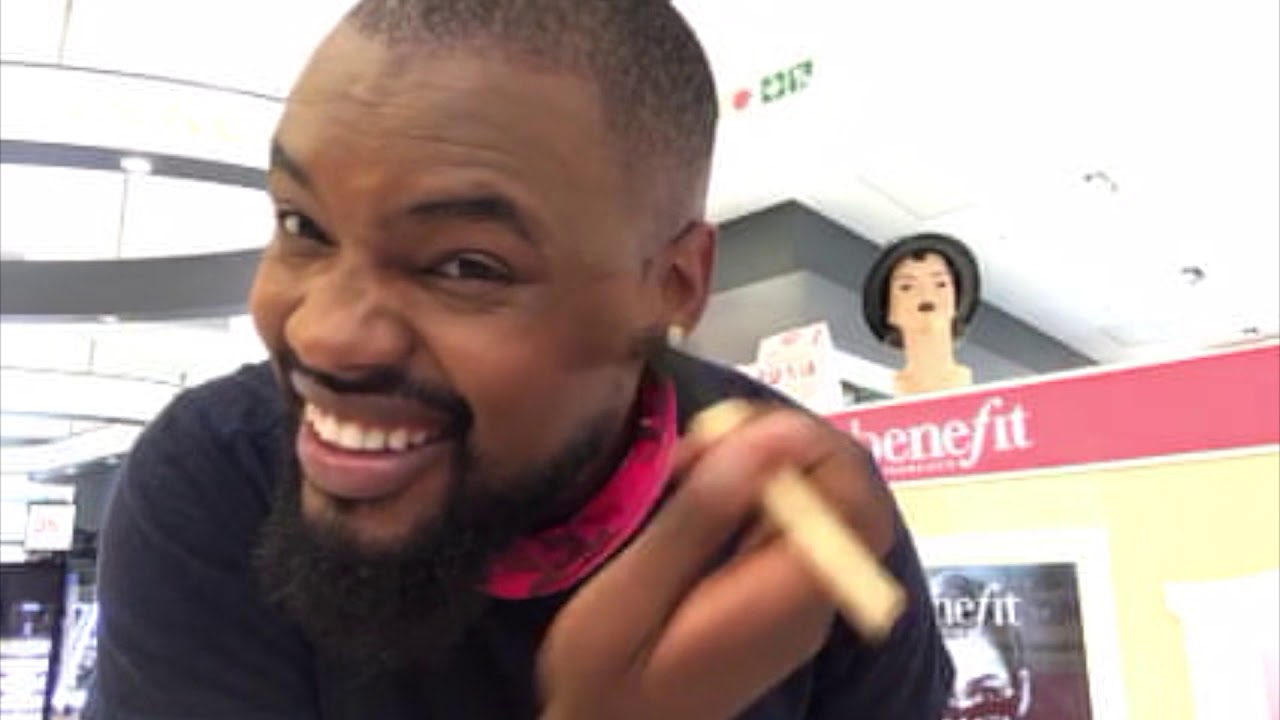 upload Mack tries to apply MakeUp Video