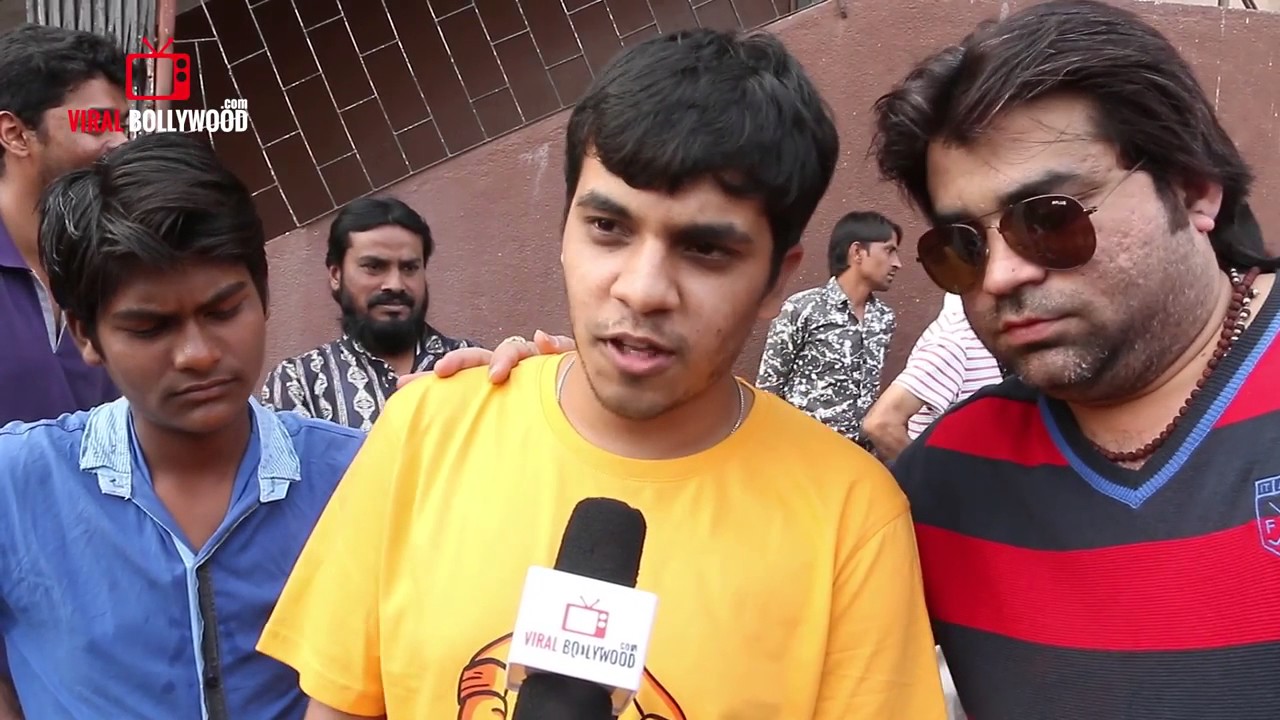 Shahrukh Khan's Crazy Fans | Raees Movie Review | Shahrukh Khan, Nawazuddin, Mahira Khan | Raees |