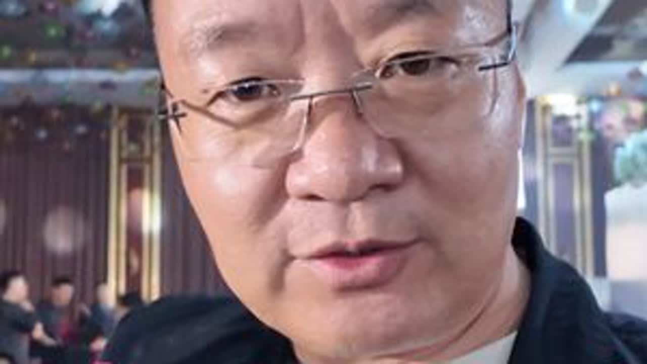 今天这日子，真是比蜜还甜！咱居安庄的父老乡亲们，还有二哥的老同学、老同事，再加上两边的亲朋好友，全都揣着最实在的祝福赶来了，把婚礼现场挤得热热闹闹、喜气洋洋，空气中都飘着欢喜劲儿。 新人站在台...