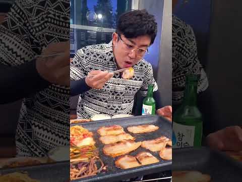 <strong>삼겹살에</strong> 구운김치에 퇴근후 연휴 맞이 소주한잔  삼겹살 제일맛있는곳 스트레스 만땅 요즘같은 소주한잔 #먹방#술먹방#술집#삼겹살#냉삼 #소주한잔#낮술#반주#mukbang#술먹방