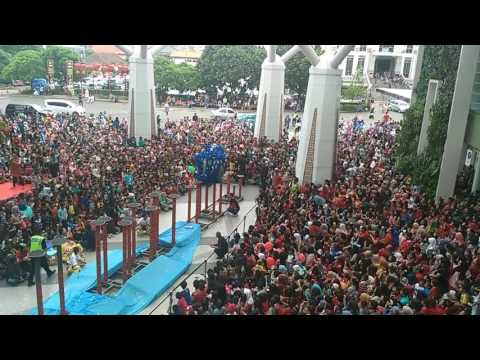 Ribuan Penonton Melihat Atraksi Barongsai Tonggak Trans Studio Mall Bandung Pada Imlek 2017