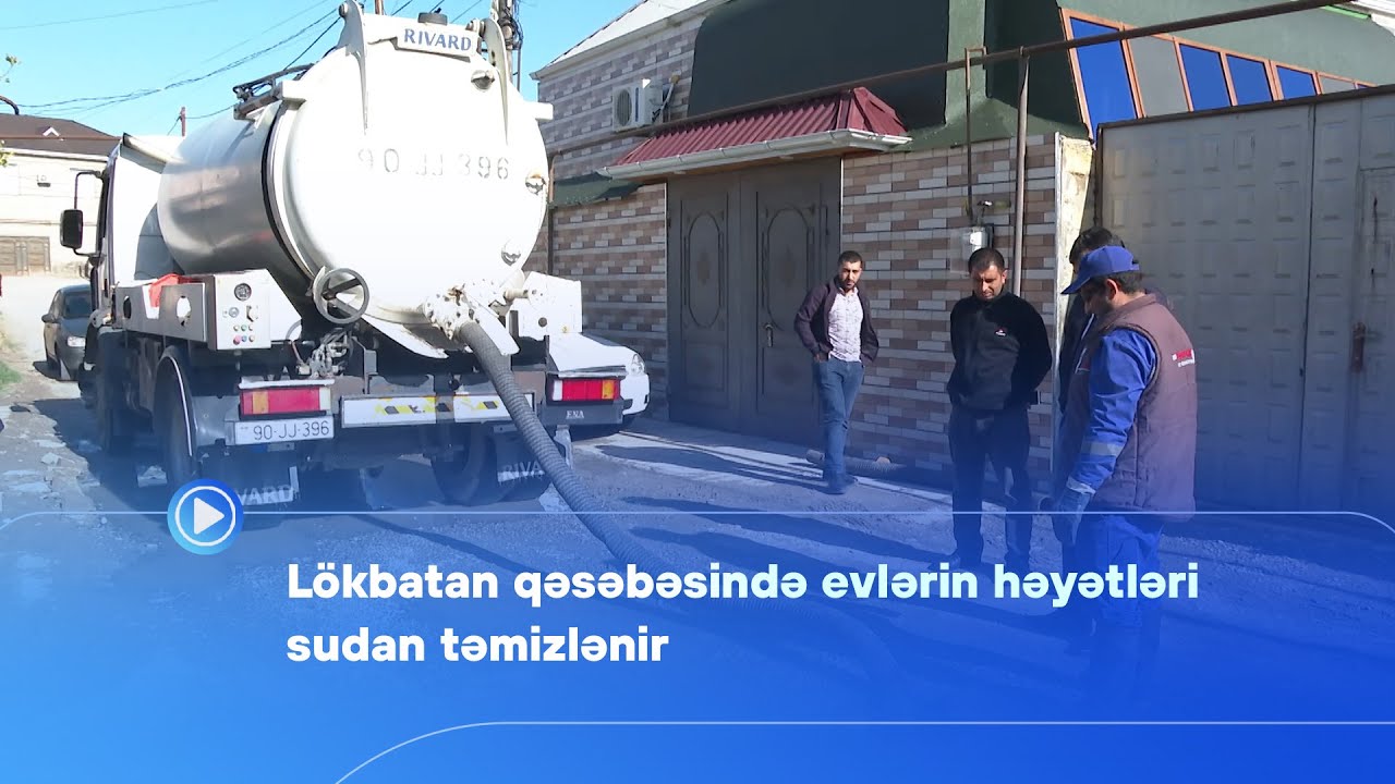 Lökbatan qəsəbəsində evlərin həyətləri sudan təmizlənir