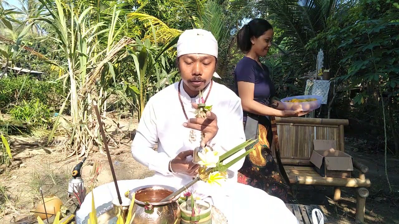 Pemangku Nganteb Upacara Tutug Kambuhan 42 Hari 1