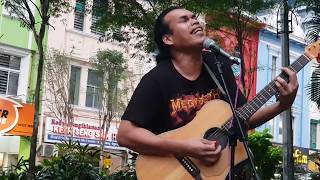 Meleleh lagu ni didendangkan sentuhan buskers-sayap terluka(panji)