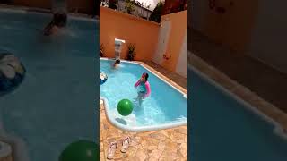 Hellen E Sobrinha Na Piscina.