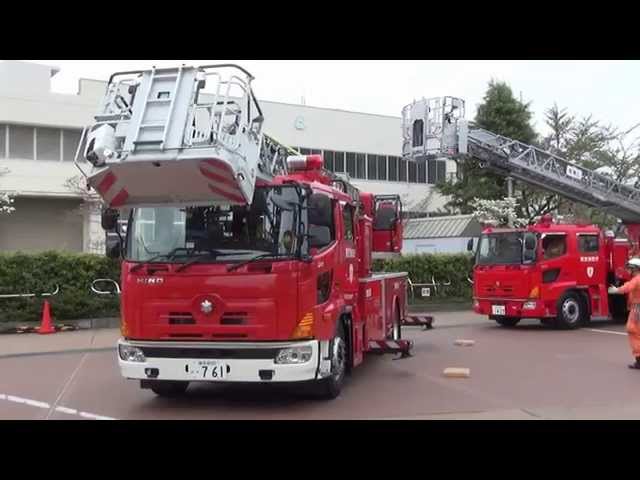 3台のはしご車撤収 平成26年度消防技術安全所一般公開 - YouTube
