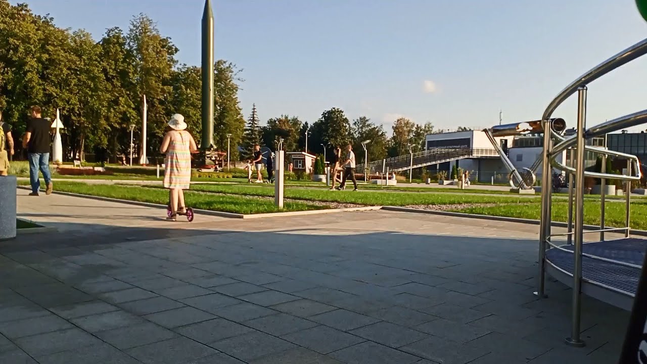 Прогулка по скверу, возле музея космонавтики.