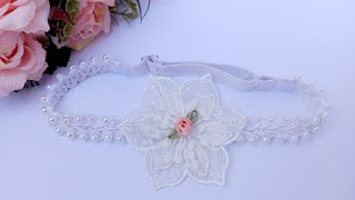 Faixinha de cabelo com passamanaria e flor luxo perolas