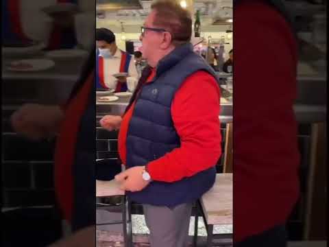Señor molesto en el museo del jamón.