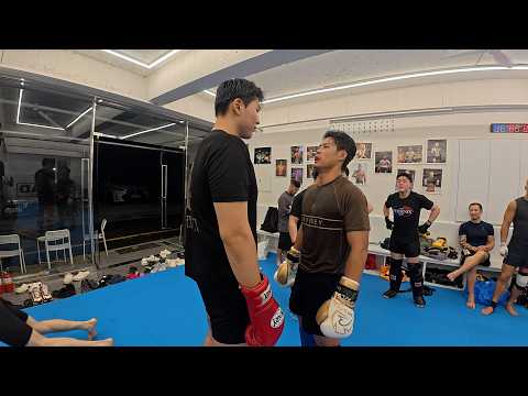 2m Giant Kickboxer vs. Black Combat Champion Sirasoni