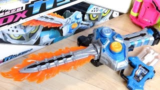 Transforms into two modes: fire and ice! Bakuen Hyoketsu DX