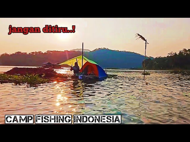 camp fishing ke-59 mancing dan bermalam di atas gubuk petani yang terendam/camp fishing Indonesia class=