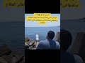 سامحونا مواطن مصري يملأ زجاجات بالطعام ويلقيها في البحر أملا في وصولها إلى أهالي القطاع المحاصر
