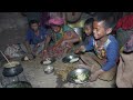 Cooking curry of green leaves of nettles || Traditional life || Village life