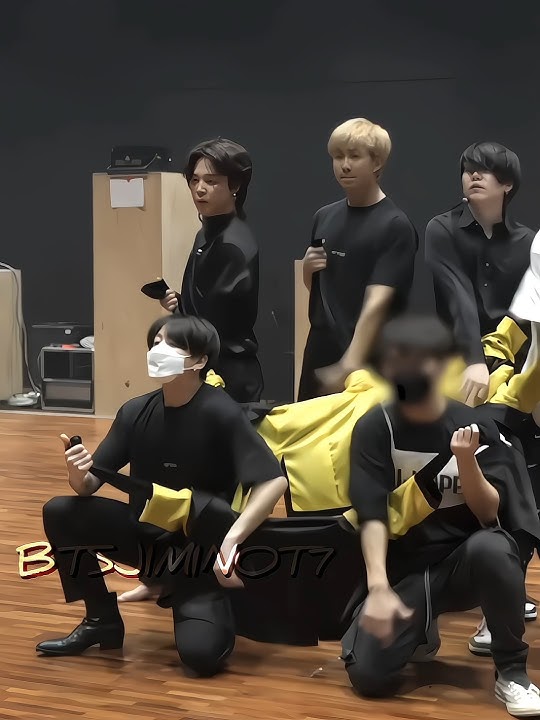 Jimin during Rehearsals😍 but when Jungkook stand up looks so small infront of his😂🔥