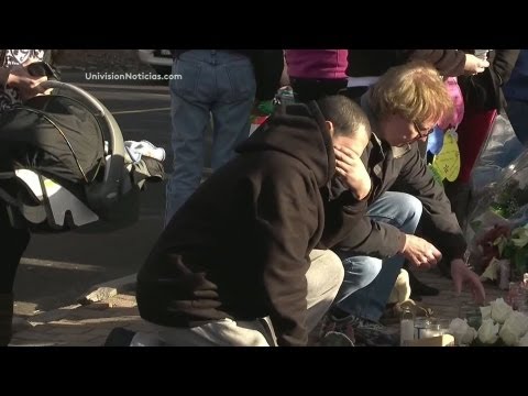 Masacre en escuela - La ciudad de Newtown continua llorando, velando y sepultando a sus victimas