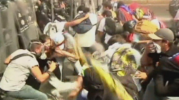 Protests in Venezuela: Tear gas and water cannon used against Caracas protesters