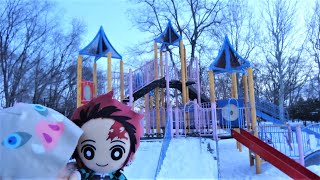 雪の公園で竈門炭治郎,我妻善逸,嘴平伊之助がすべり台で遊んでるよ！鬼滅の刃