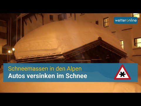 Schneemassen in den Alpen: Autos und Häuser schneien ein