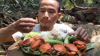 Unique yummy taste of rock crab food eaten with delicious chili fish sauce || RaChea Kh Mukbang