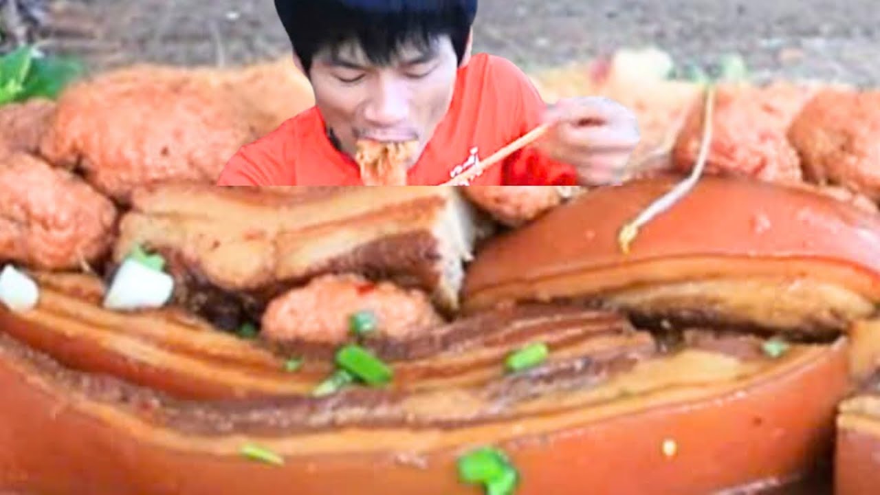 Ăn mâm thịt ba rọi với mì siêu cay quá dữ/Enjoy a platter of pork belly with super spicy noodles.