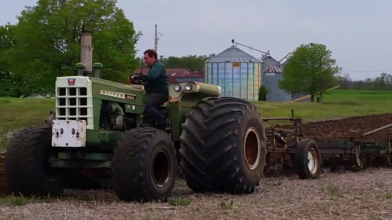 Oliver 1950 tractor plowing with 9 bottoms, Detroit Diesel Power! YouTube