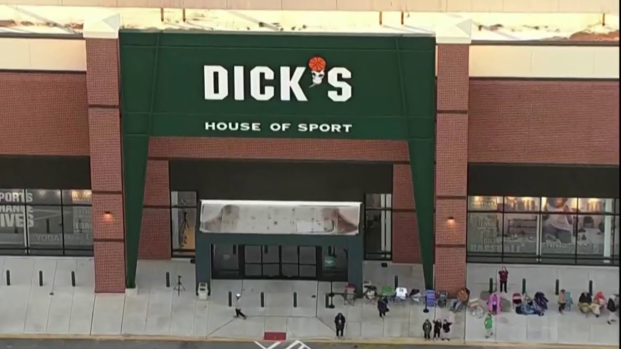 Apertura de "Dick's House of Sports" atrae a una gran multitud en DE