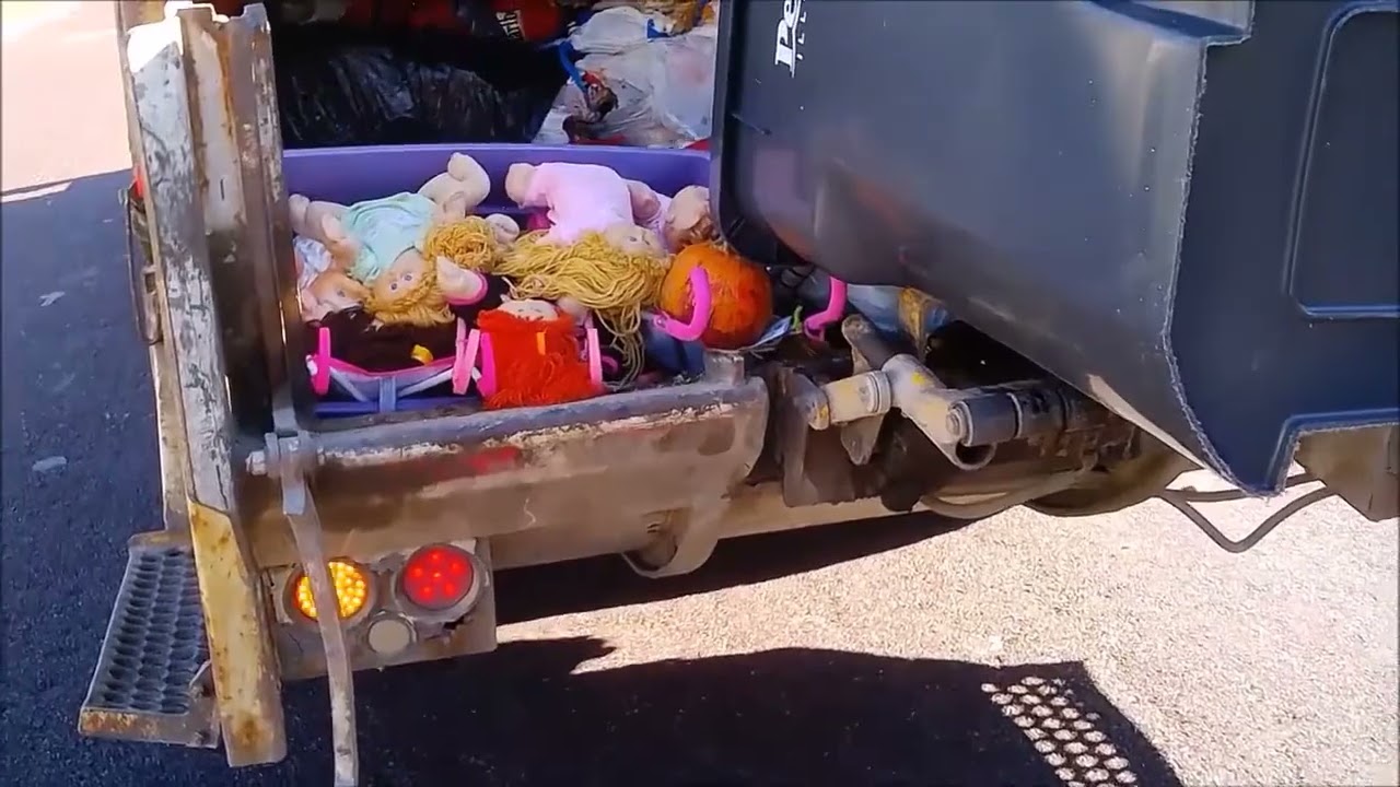 Cabbage patch kids and toys end up in the garbage truck by mistake捲心菜娃娃和玩具誤進了垃圾車。