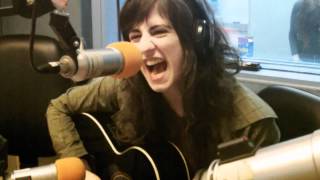 Video thumbnail of "MARILINA CONNOR QUESTA - Huesos (acústico en QUE SEA, 2012)"