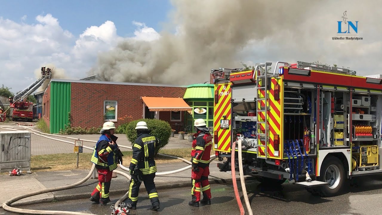 Firmenhalle brennt in Bad Segeberg – Feuerwehr kämpft mit Brand