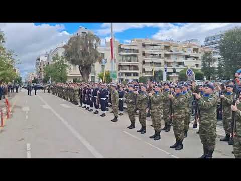 Το άγημα των ενόπλων δυνάμεων έξω από τον Άγιο Ανδρέα