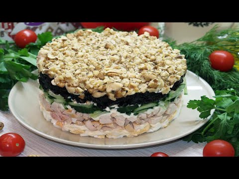 Видео рецепт Салат с копченой курицей, черносливом и грецкими орехами