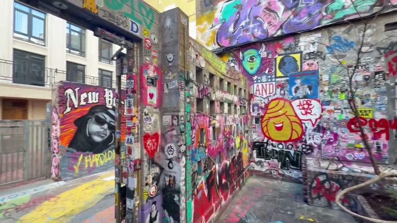 Freeman Alley, at the Lower East Side of Manhattan, a little gem graffiti alley for art lovers.