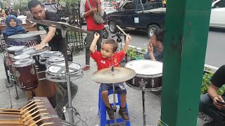 Keren, Anak kecil Diajarin Main Drum Langsung Bisa sama Carehal (Angklung Malioboro)