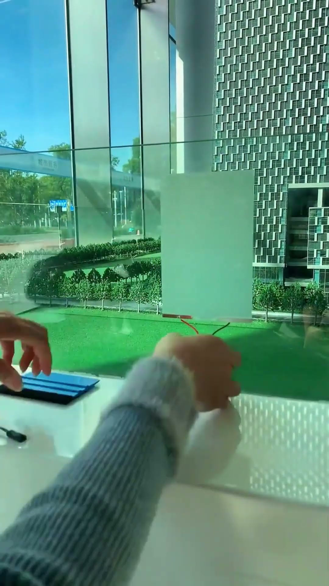Glass atomizing dimming process- Good tools and machinery make work easy