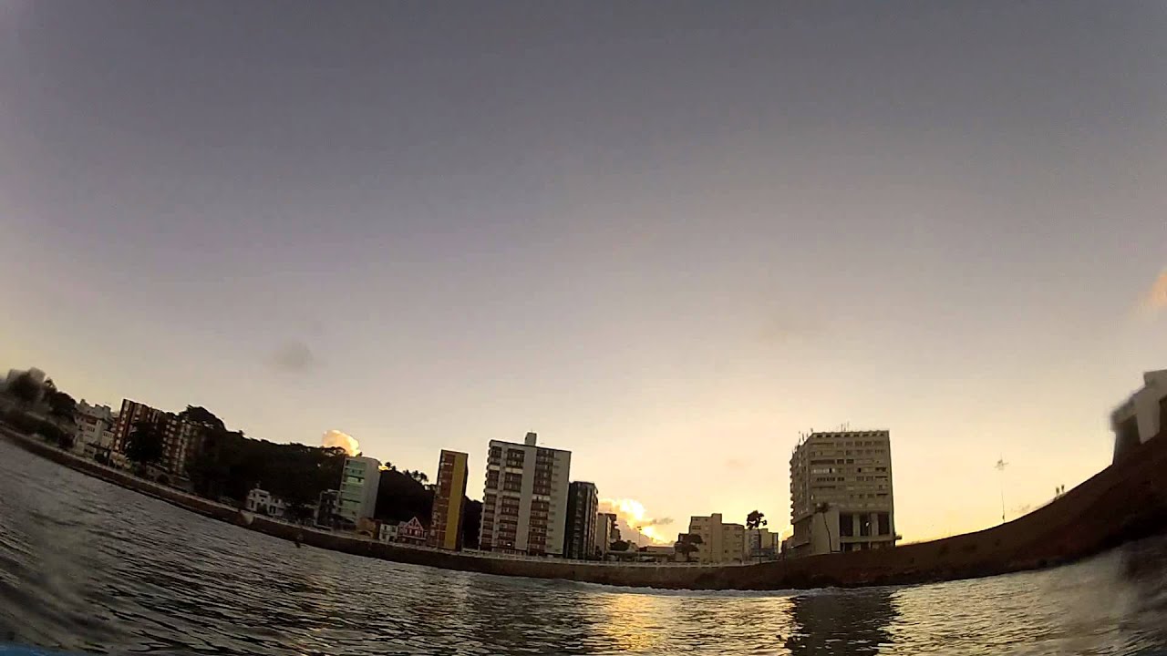Surf na madrugada no Farol da Barra - Primeira onda de hoje.