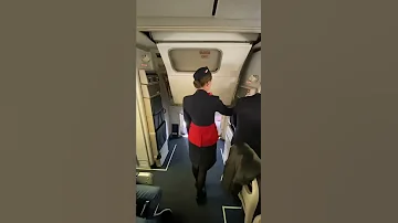 Закрытие двери Boeing 767-300ER AZUR air, летим из Сочи в Москву 👏