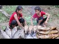 Survival cooking in forest- Fish salt grilled spicy chili Cooking for lunch