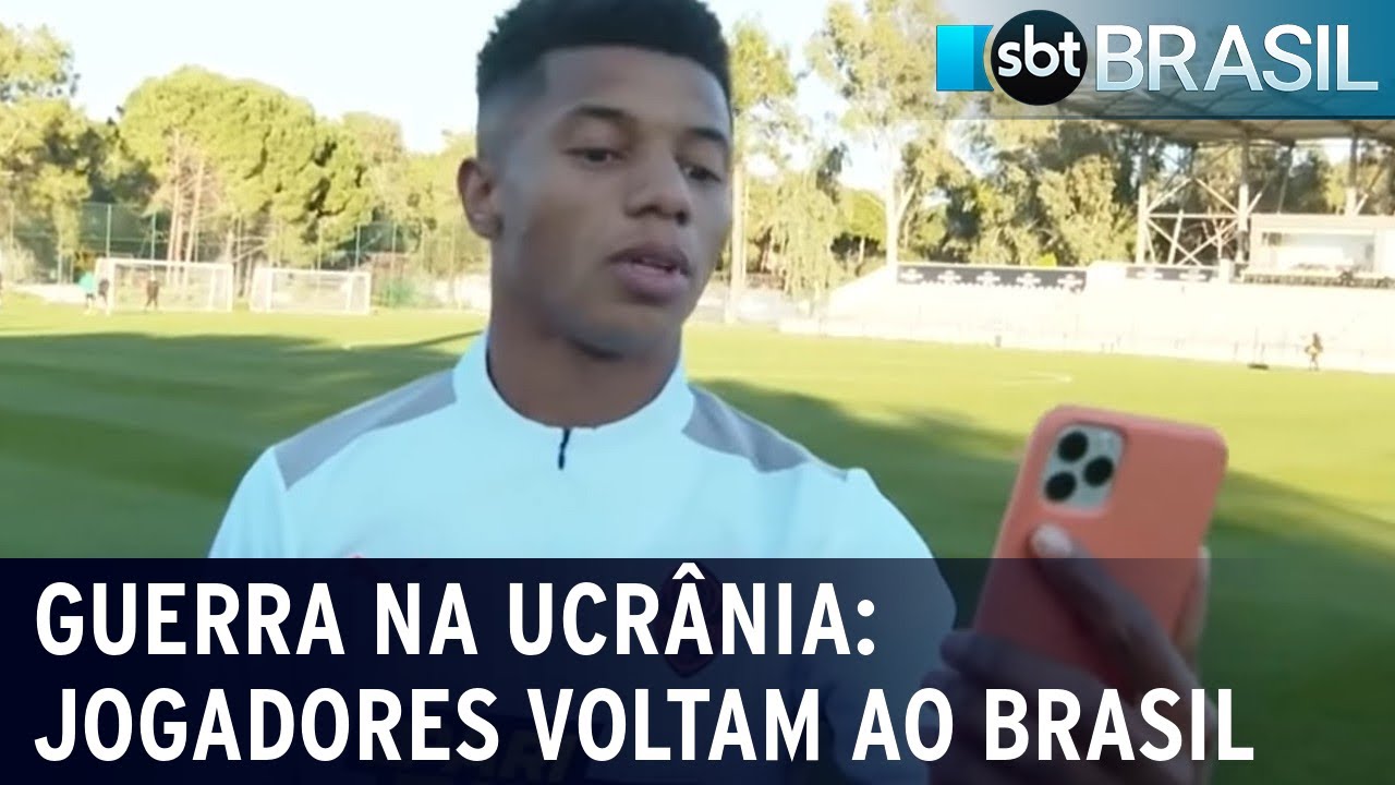 Jogadores brasileiros, que atuam na Ucrânia, voltam ao Brasil | SBT Brasil (02/03/22)
