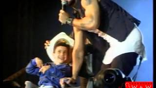 Lucas Lucco se emociona com menino e menino com Lucas