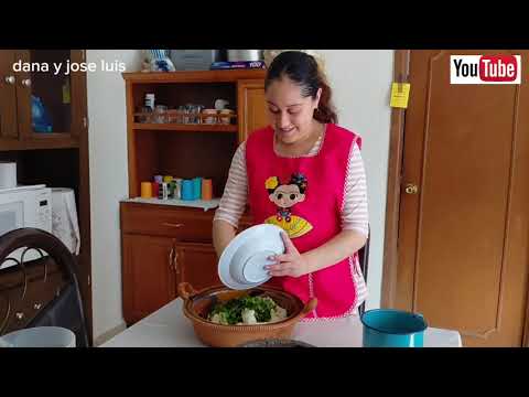 El día de hoy preparo unas ricas memelitas de frijol con cilantro un rico atole de masa 
