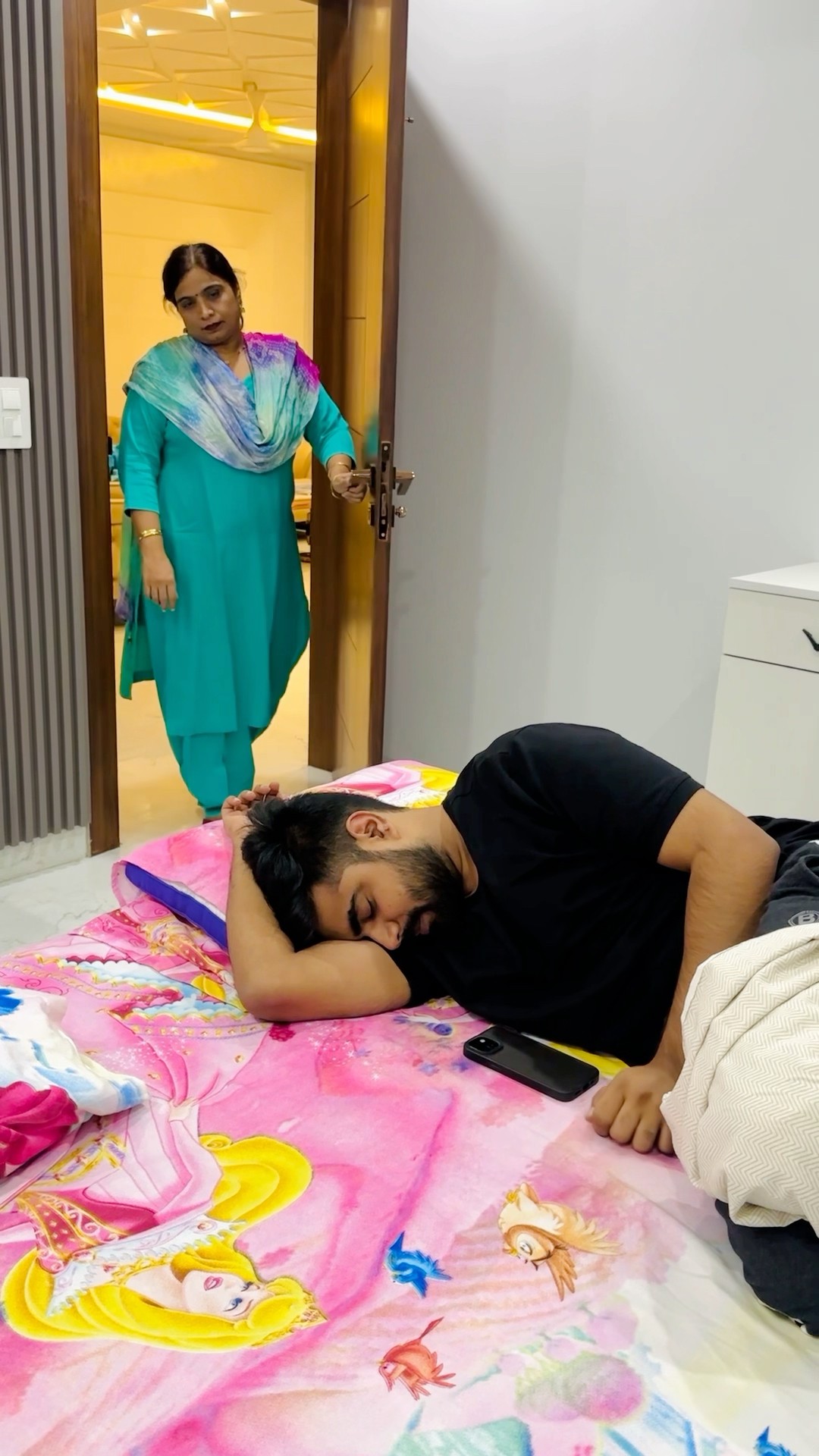 Mummy ne pakad lia ? Subscribe @Neelam_kukreja #dushyantkukreja #shorts